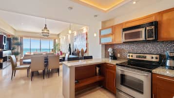 Condo | Cocina privada | Refrigerador con congelador, microondas, horno y parrilla de estufa