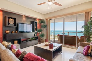 Apartamento | Zona de estar | Una televisión de pantalla plana, un reproductor de DVD