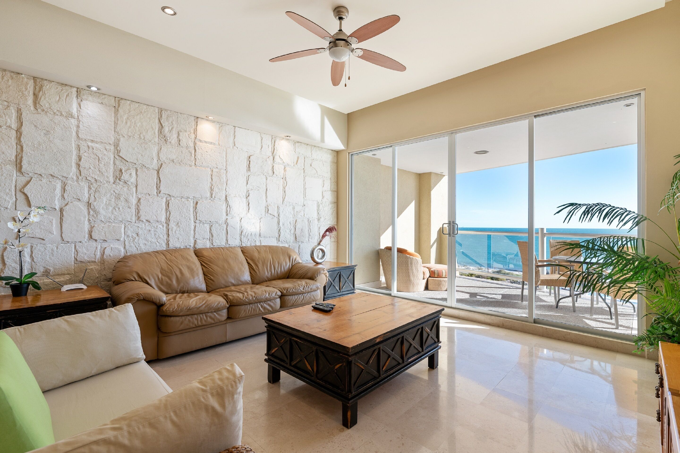 公寓式客房 | 起居区 | 平板电视、DVD 播放器