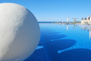 Outdoor pool, pool umbrellas, pool loungers - Encanto Living 0504 -2BR by Kivoya (Puerto Peñasco)