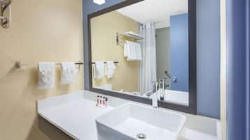 Combined shower/tub, free toiletries, hair dryer, towels