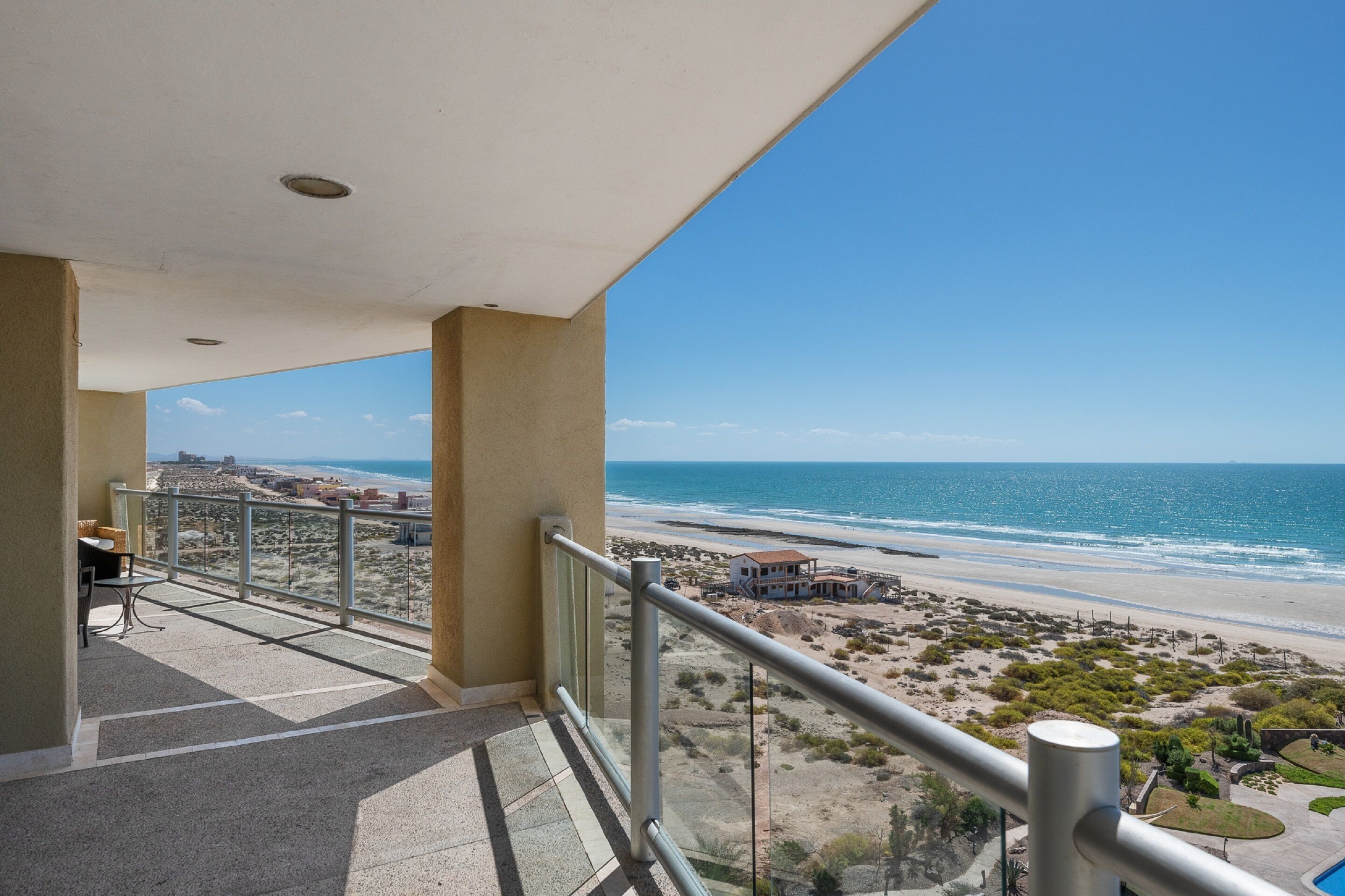 Un balcón con vista a la playa y al océano.