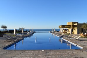 Outdoor pool, pool umbrellas, sun loungers - Encanto Living 0603 -3BR by Kivoya (Puerto Peñasco)
