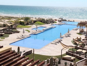 Utendørsbasseng, bassengparasoller og solsenger