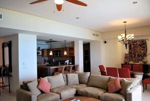 Condo | Área de sala de estar | Televisión de pantalla plana y reproductor de DVD 