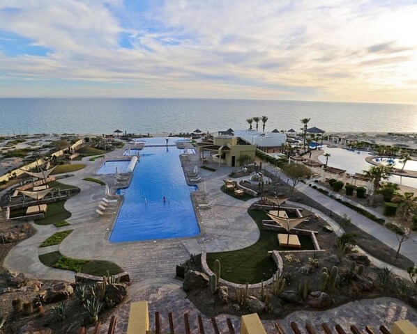 Utendørsbasseng, bassengparasoller og solsenger