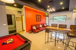 3-Bedroom Pool Villa  | Woonruimte | Een 32-inch flatscreentelevisie met kabelzenders en een televisie