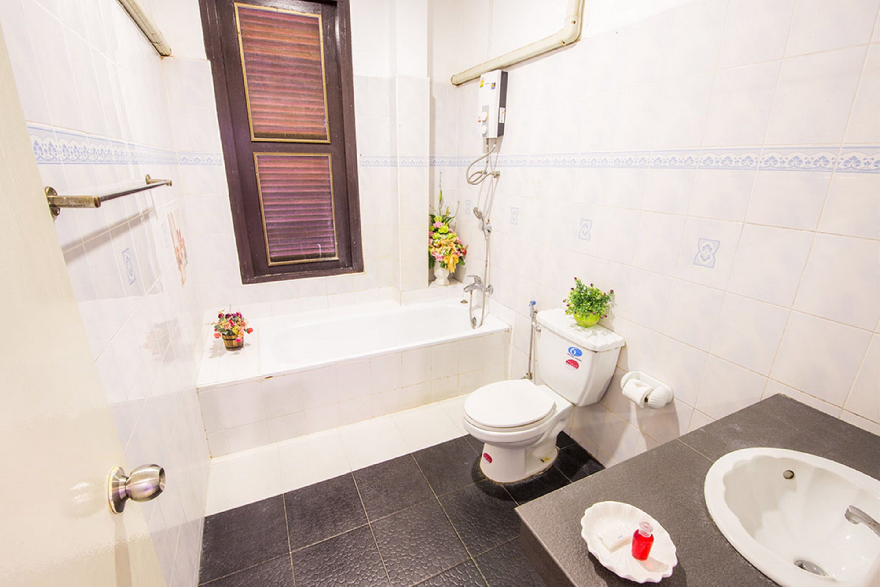 A bathroom with a bathtub, toilet, and sink.