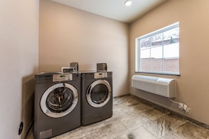 Laundry room - Cobblestone Hotel & Suites - Hutchinson (Hutchinson)