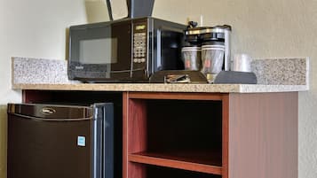 Ropa de cama de alta calidad y caja de seguridad en la habitación