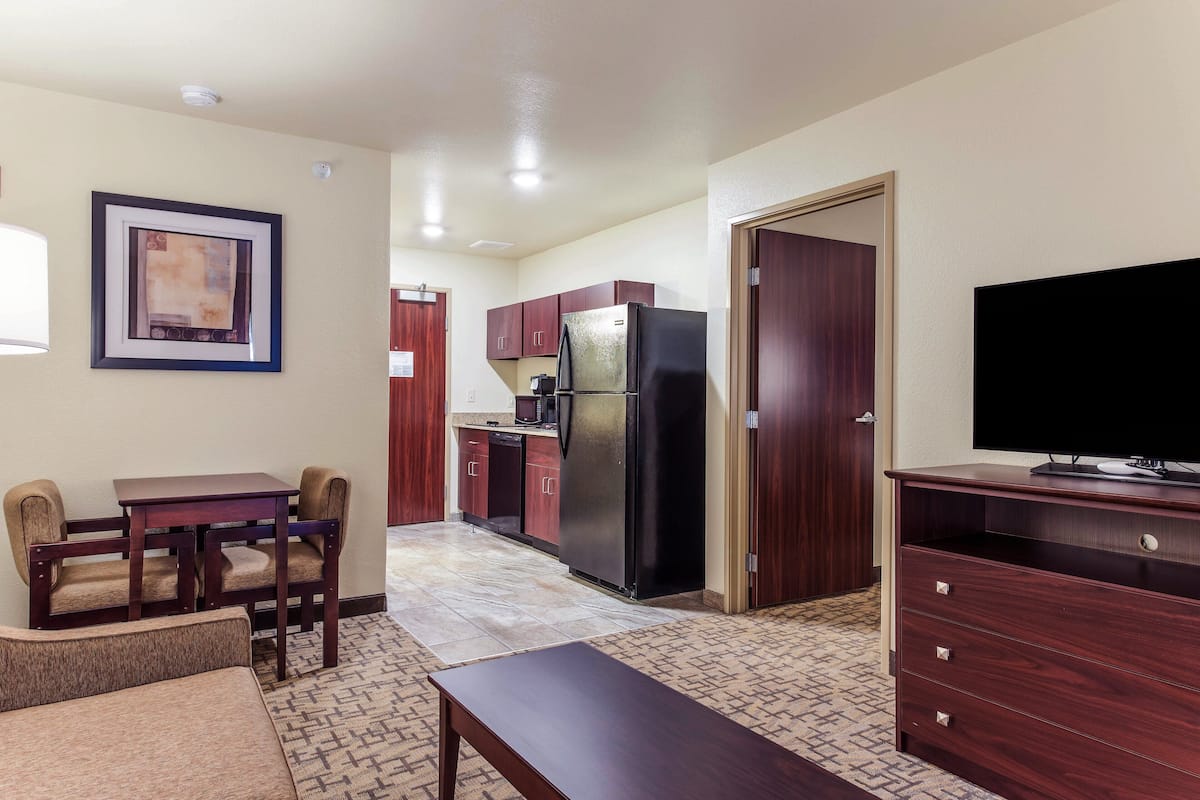 Premium bedding, in-room safe, desk, laptop workspace