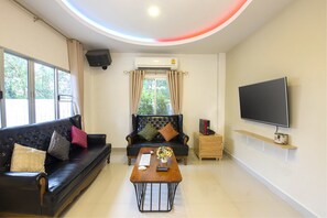 3-Bedroom Pool Villa  | Wohnzimmer | 32-Zoll-Flachbildfernseher mit Kabelempfang, Fernseher, DVD-Player