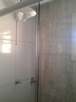 Shower, hair dryer, towels, shampoo - Casa Gramado (Gramado)