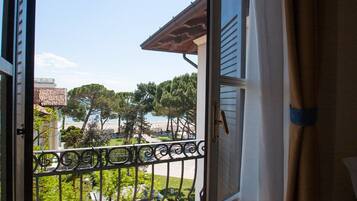 Chambre Deluxe Double ou avec lits jumeaux, balcon, vue mer | Vue de la chambre