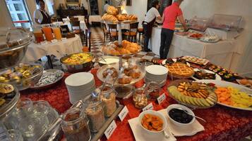 Un buffet con diversi cibi e un pavimento a scacchi.