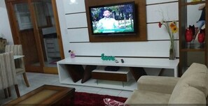 Apartment, 2 Bedrooms | Living room | 32-inch LCD TV with cable channels, TV - Locar-in Gramado Brombatti (Gramado)
