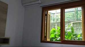 Une pièce avec une fenêtre donnant sur un jardin.