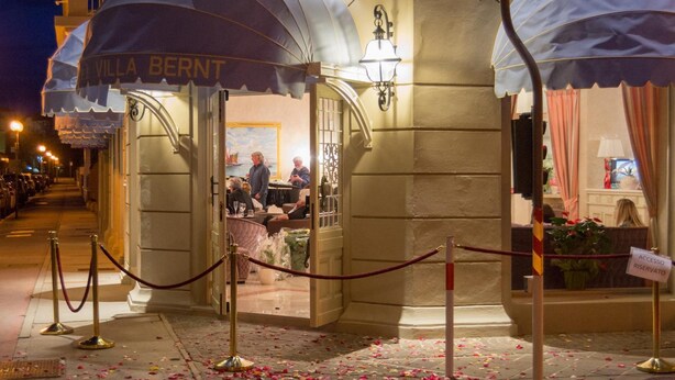 A hotel entrance with a covered entrance, a sign reading "Villa Bernt", and a red rope barrier. - Hotel Villa Bernt (Grado)