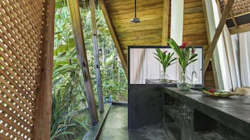 Villa | Salle de bain | Douche, serviettes fournies