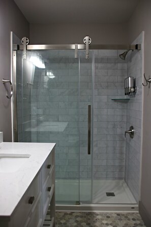 Bathroom shower - Plum Point Lodge (Himrod)