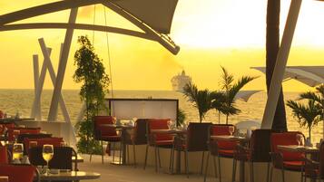 7 restaurantes, se sirven desayunos, comidas y cocina internacional