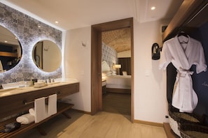 Hochwertige Bettwaren, Minibar, Zimmersafe, Schreibtisch