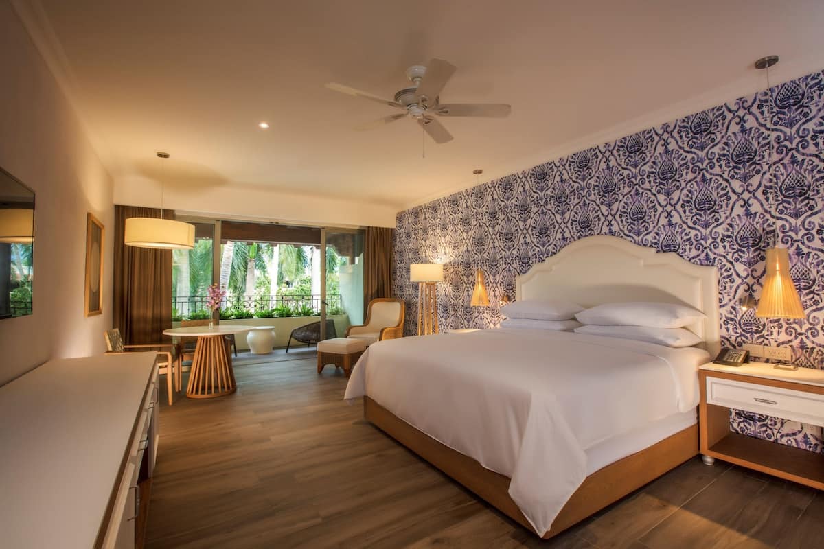Junior Suite Hacienda Terrace | Luxe beddengoed, een minibar, een kluis op de kamer, een bureau