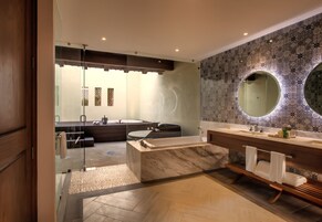 Junior Suite Hacienda Terrace | 浴室 | 淋浴设施、免费洗浴用品、毛巾