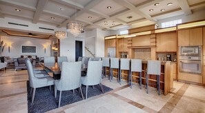 تناول الطعام داخل الغرفة