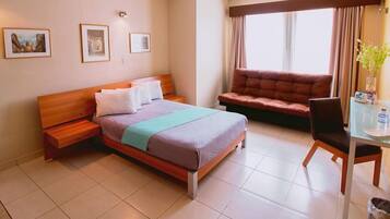 Habitación básica, 1 cama matrimonial, para no fumadores | Ropa de cama hipoalergénica y tabla de planchar con plancha