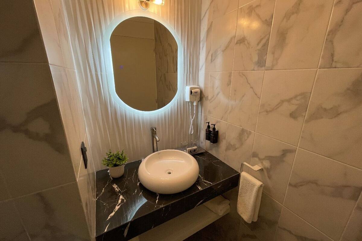 rainfall showerhead, free toiletries, hair dryer, towels