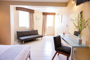 Habitación, 2 camas dobles, vistas a la ciudad | Ropa de cama hipoalergénica, tabla de planchar con plancha, wifi gratis