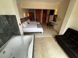 Suite estudio superior, 2 camas de matrimonio, balcón | Ropa de cama hipoalergénica, tabla de planchar con plancha, wifi gratis