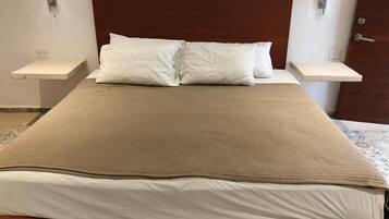 Tabla de planchar con plancha, wifi gratis y ropa de cama