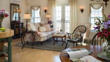 Suite, Private Bathroom (Suite 303) | Egyptian cotton sheets, premium bedding, pillowtop beds, in-room safe