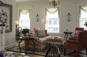 套房, 私人浴室 (Suite 201) | 埃及棉床单、高档床上用品、加厚床垫、客房内保险箱