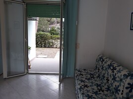 Basic Studio | Living area | TV