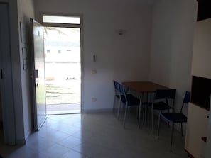 Apartment, Balcony | In-room dining