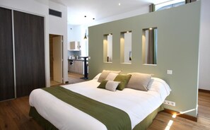 Chambre Confort double | Literie de qualité, décor unique, ameublement unique
