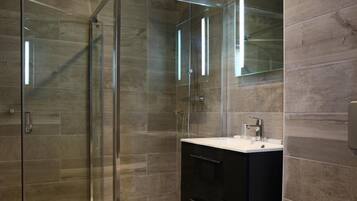 Baignoire relaxante profonde, articles de toilette gratuits