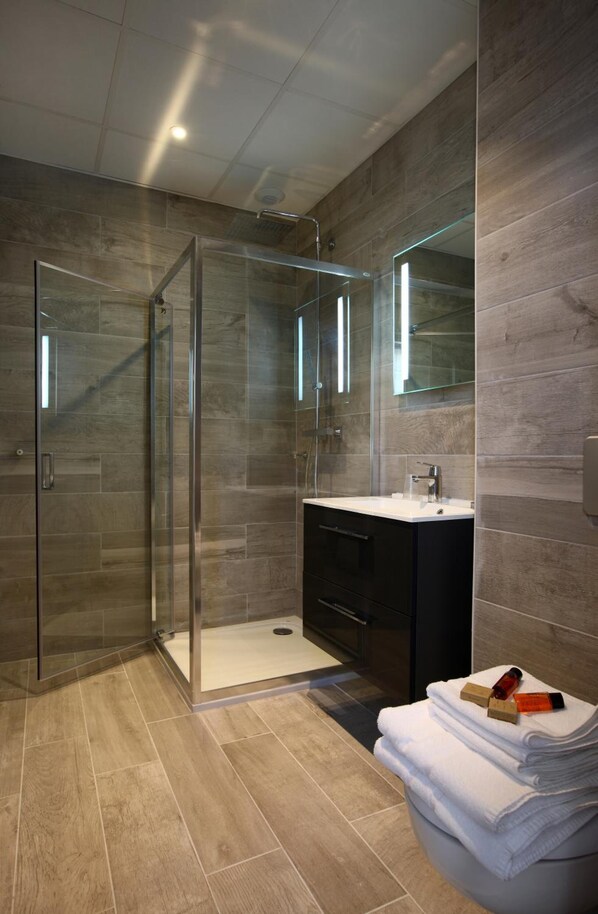 Baignoire profonde, articles de toilette (gratuits), séchoir à cheveux
