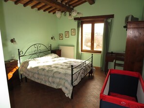 Bureau, rideaux occultants, lits bébé (gratuits), Wi-Fi gratuit