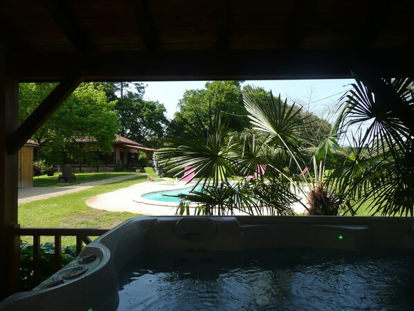 Outdoor spa tub