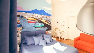 Quarto com uma cama, uma escrivaninha e uma cadeira.