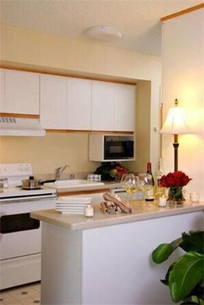 Fridge, microwave, oven, stovetop - Jockey Club Suites (Las Vegas)