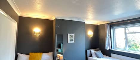 ベーシック トリプルルーム | デスク、防音設備、WiFi (無料)、ベッドシーツ