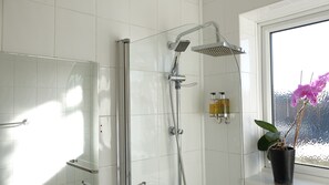 Badkamer met douche