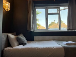 Habitación triple básica | Escritorio, sistema de insonorización, wifi gratis y ropa de cama