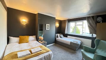 Basic Triple Room | Desk, soundproofing, free WiFi, bed sheets