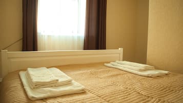 Eenvoudige tweepersoonskamer, 1 slaapkamer | 1 slaapkamer, luxe beddengoed, een strijkplank/strijkijzer, gratis wifi